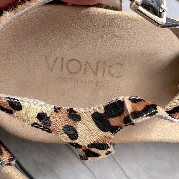 VIONIC Suede and Fur Strap Sandal, Size 8 - Picture 4 of 7